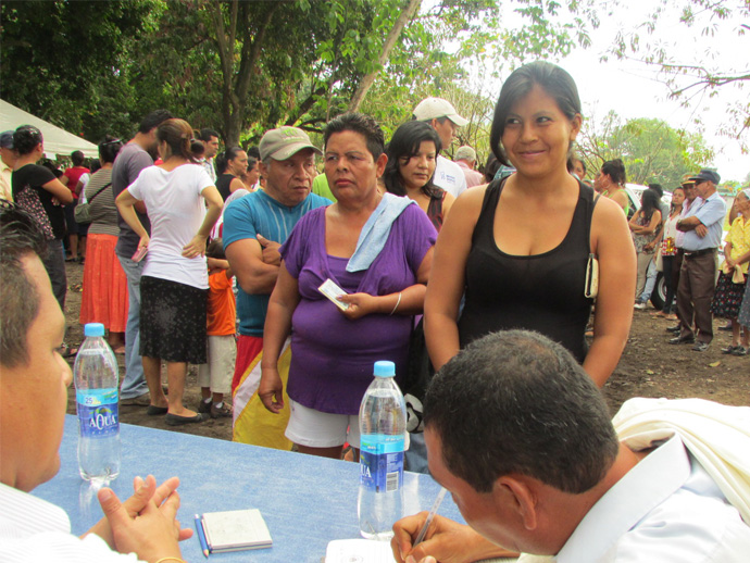 Las familias llegaron desde muy temprano al punto de reunión convocado para la firma de escrituras; finalizado este paso, sólo están a la espera de la entrega de escrituras programada para el 20 de diciembre.