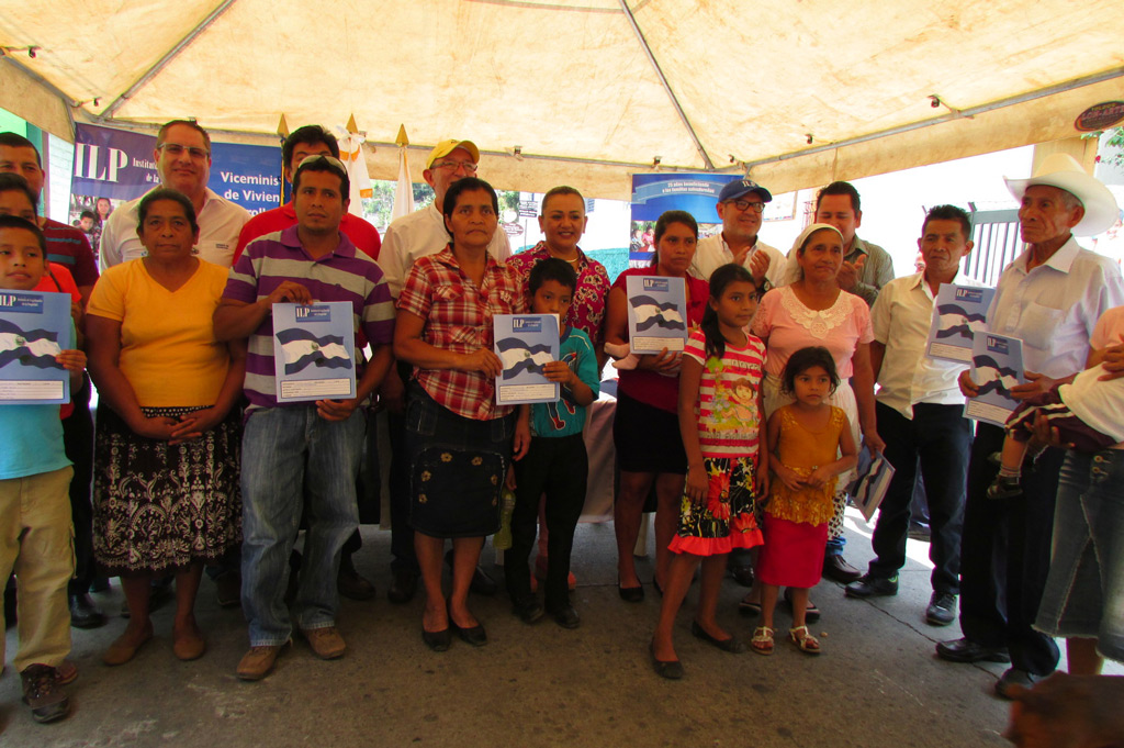 Familias del municipio de Tepecoyo celebran junto a los funcionarios públicos la obtención de escritura de propiedad.