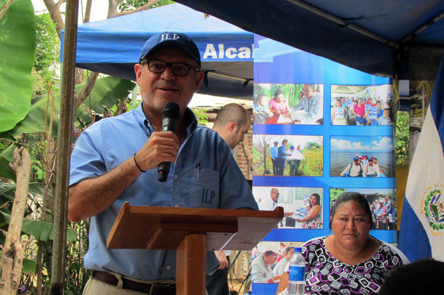 Director Ejecutivo del ILP. Ing. David Henríquez dirige unas palabras a las familias de la comunidad Aura María, en el municipio de El Refugio, Ahuachapán.