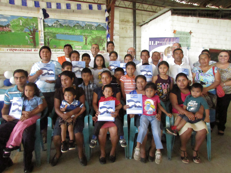 Familias de la Comunidad “Milagro de Dios”, celebran junto a funcionarios la obtención de sus títulos de propiedad.