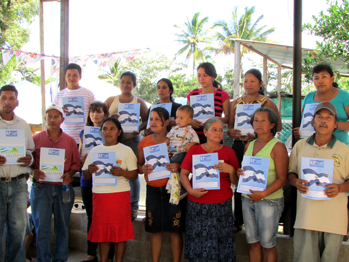 Familias de las Comunidades “Santa Lucía” del municipio de San Julián, gozan de seguridad jurídica sobre la tierra que habitan y, en aproximadamente en siete meses, recibirán las llaves de su casa permanente.